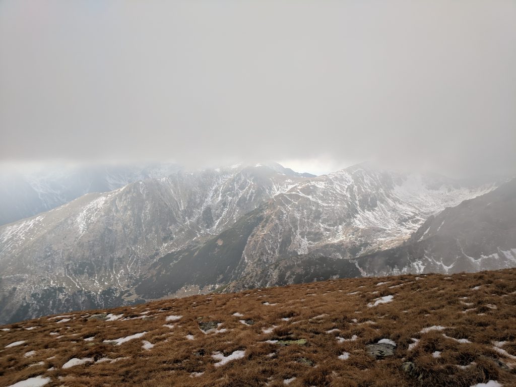 Apus tomnatic peste Munții Făgăraș