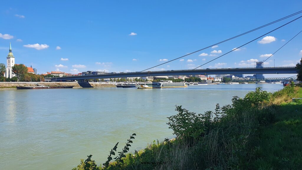 Cu bicicleta prin capitalele de pe malul Dunării