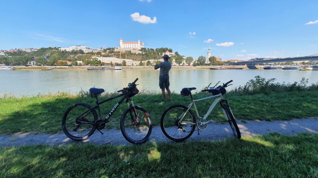 Cu bicicleta prin capitalele de pe malul Dunării