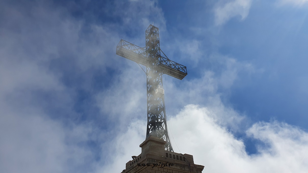 Printre nori spre Monumentul Eroilor de pe Muntele Caraiman