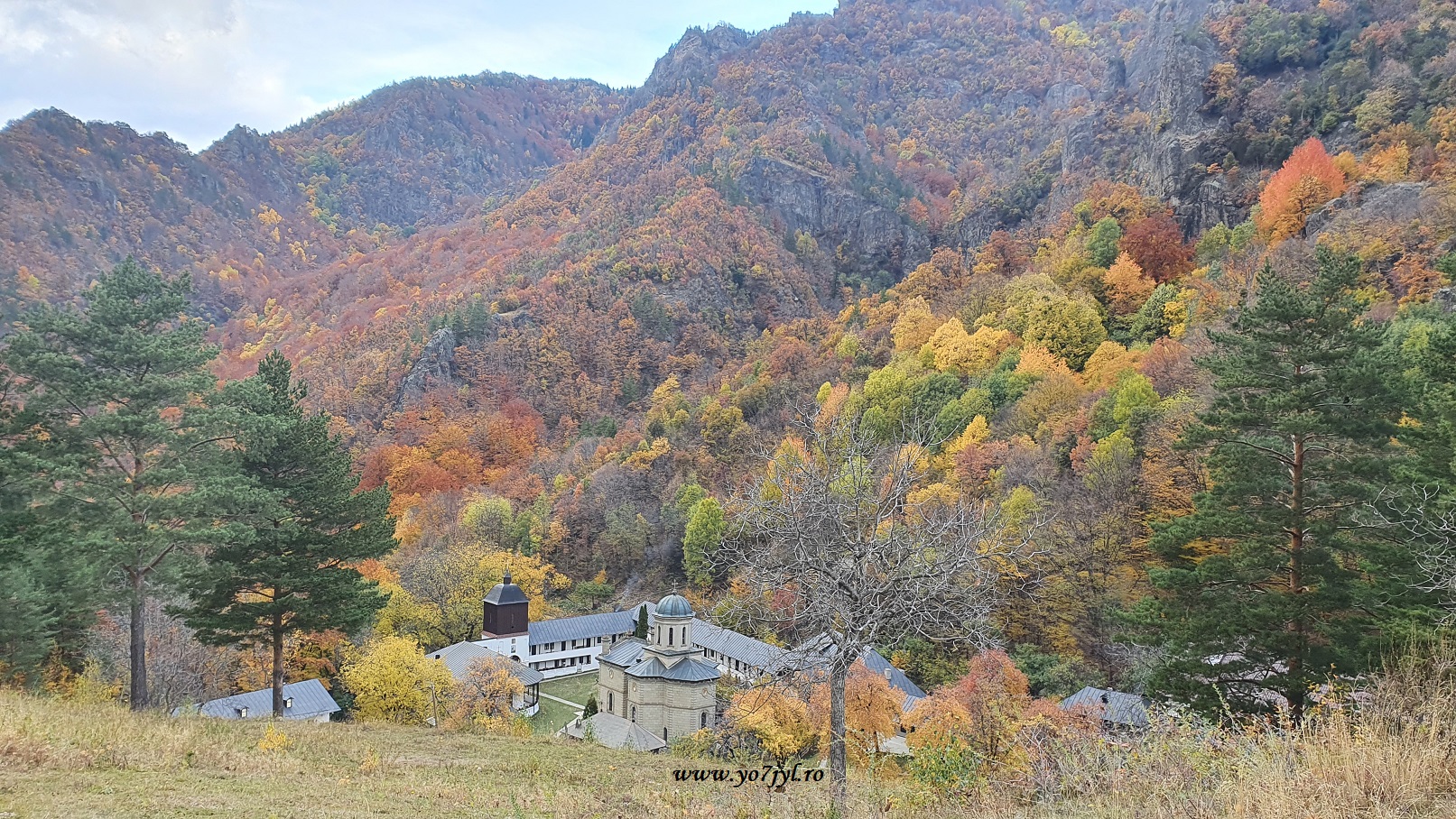 La pas printre flăcările toamnei