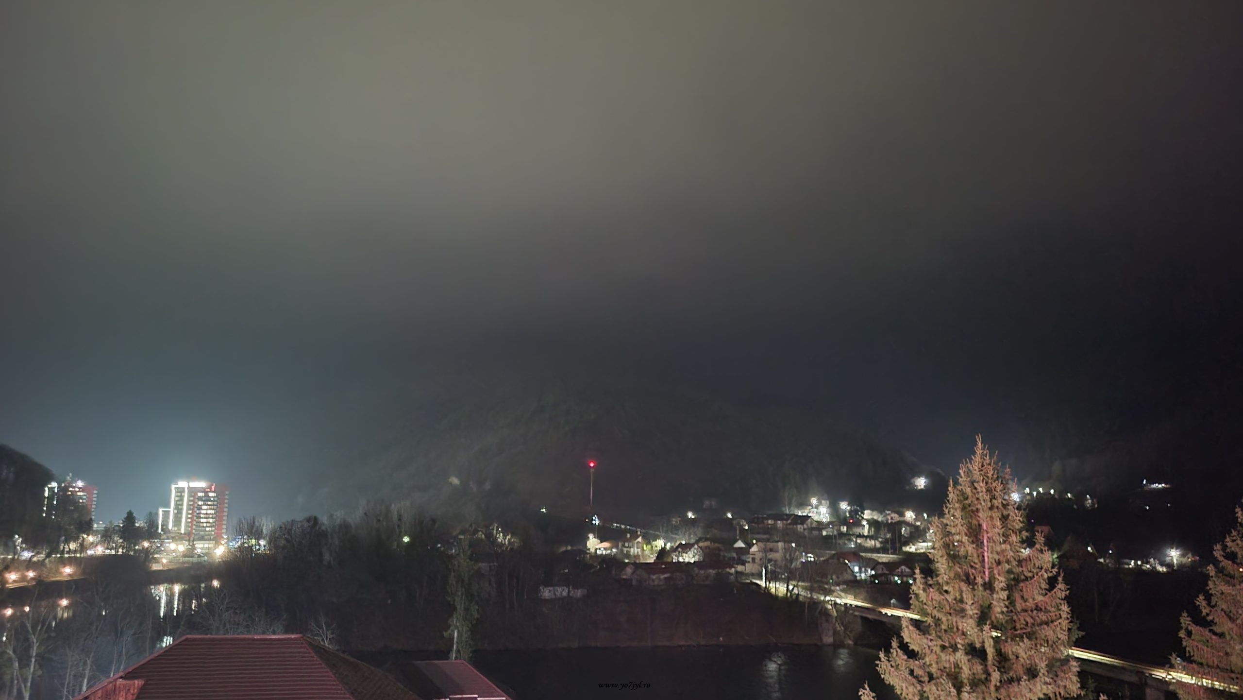 Creste înzăpezite oglindite în apele Vidrei