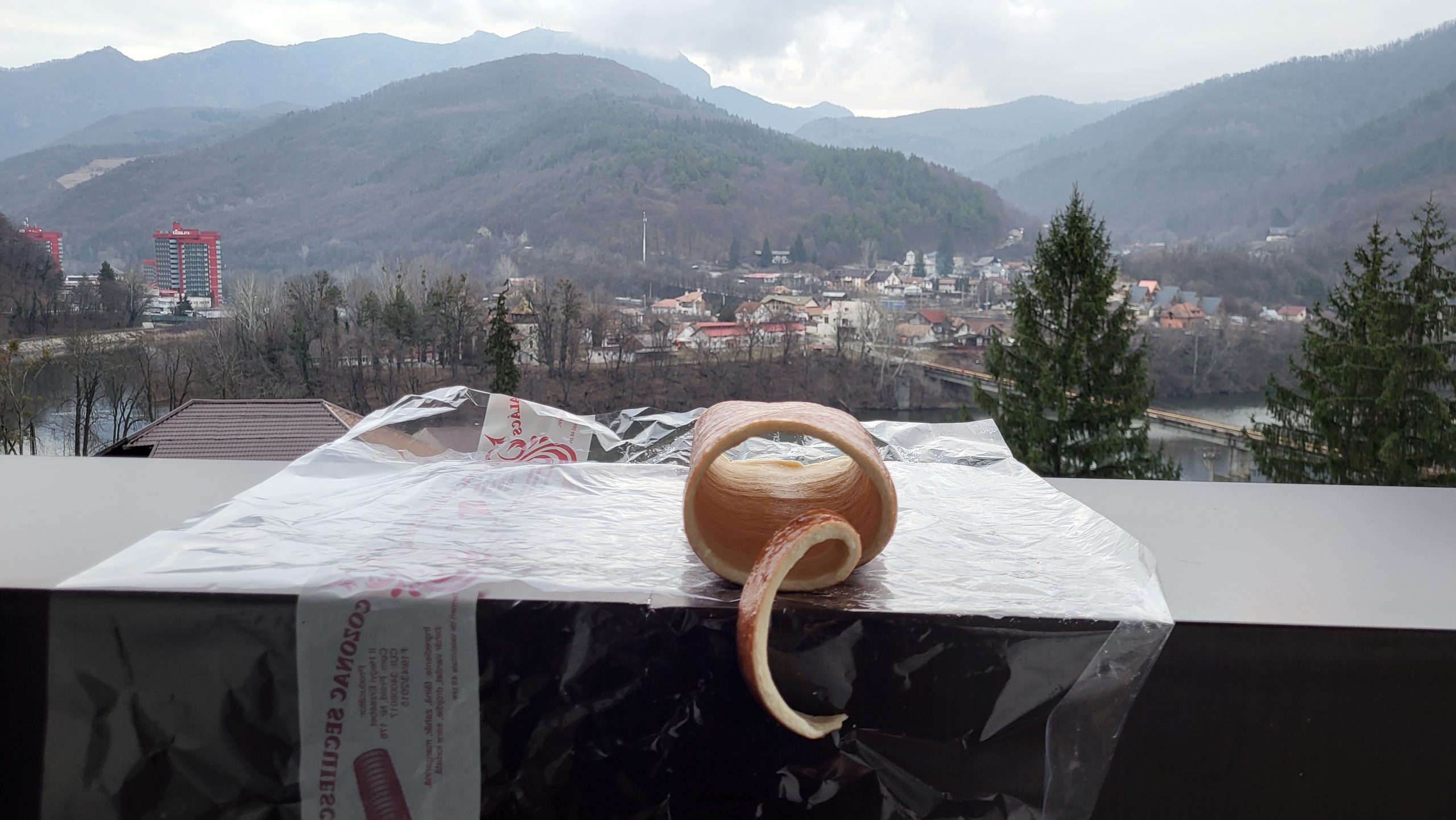 Creste înzăpezite oglindite în apele Vidrei