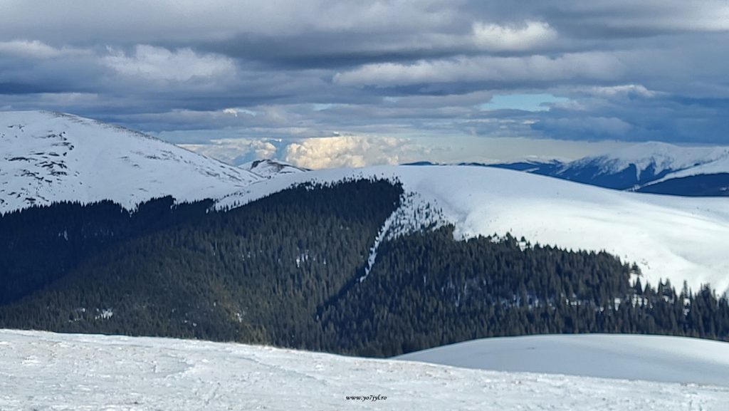 Creste înzăpezite oglindite în apele Vidrei