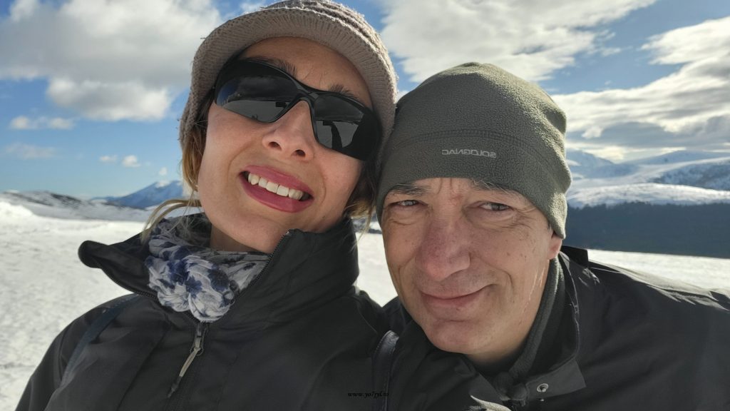 Creste înzăpezite oglindite în apele Vidrei