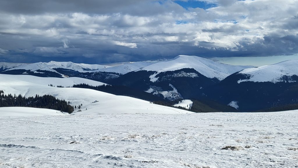 Creste înzăpezite oglindite în apele Vidrei