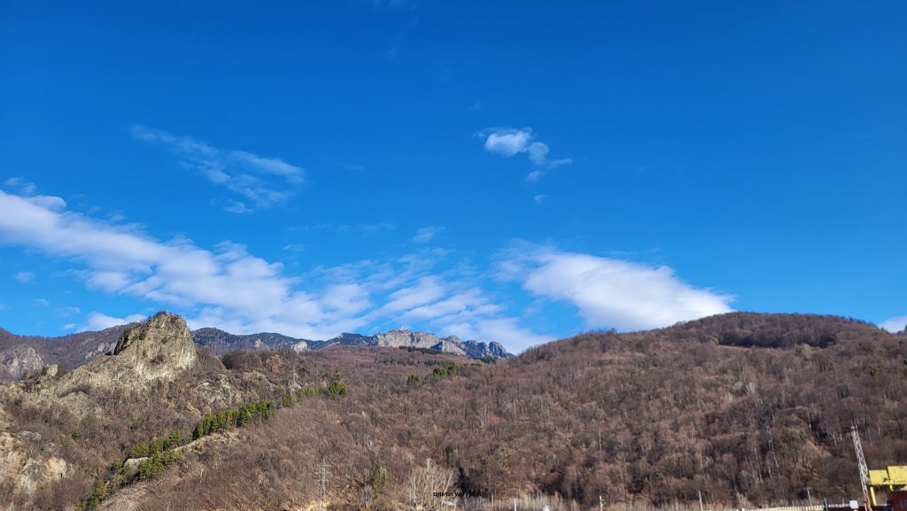 Creste înzăpezite oglindite în apele Vidrei