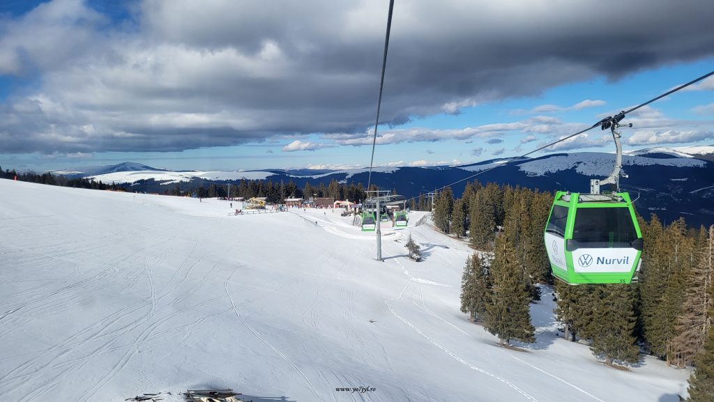 Creste înzăpezite oglindite în apele Vidrei