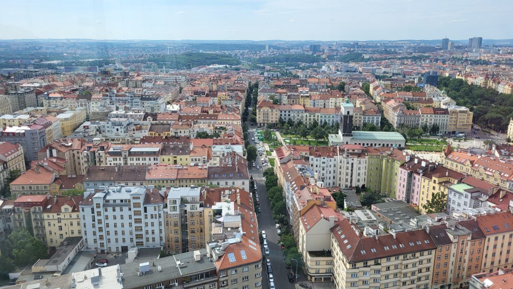 Turiști la pas pe străzile din Praga