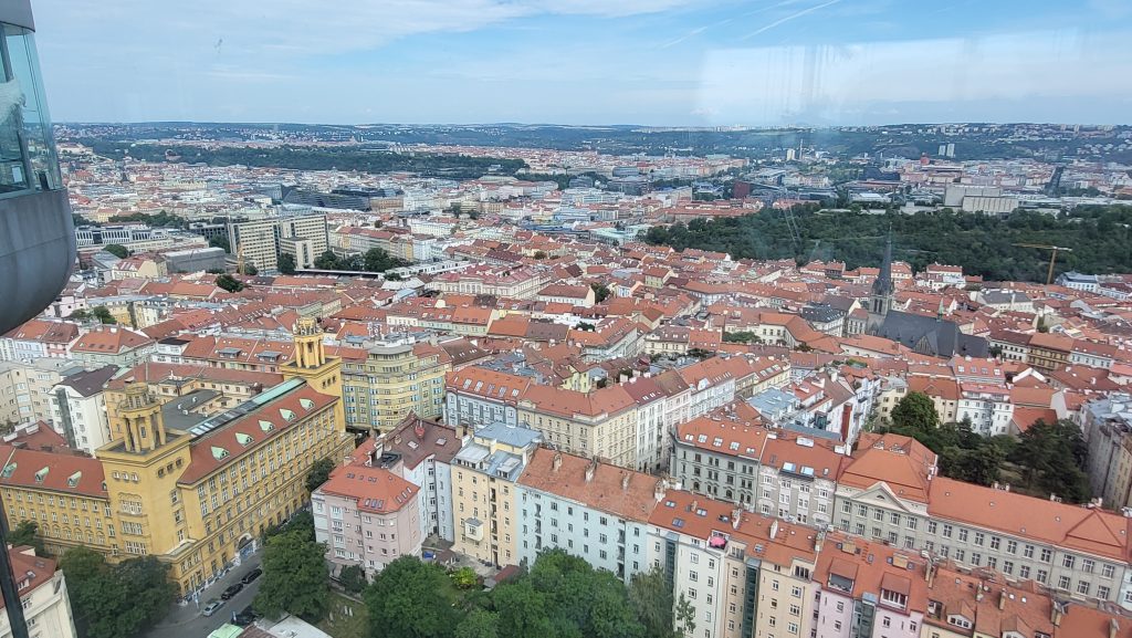 Turiști la pas pe străzile din Praga