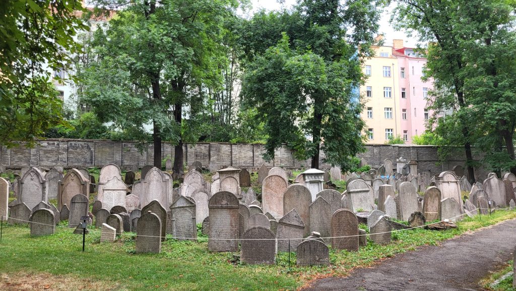 Turiști la pas pe străzile din Praga