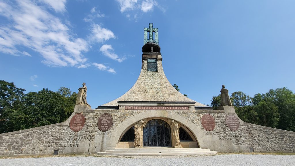 Turiști la pas pe străzile din Praga