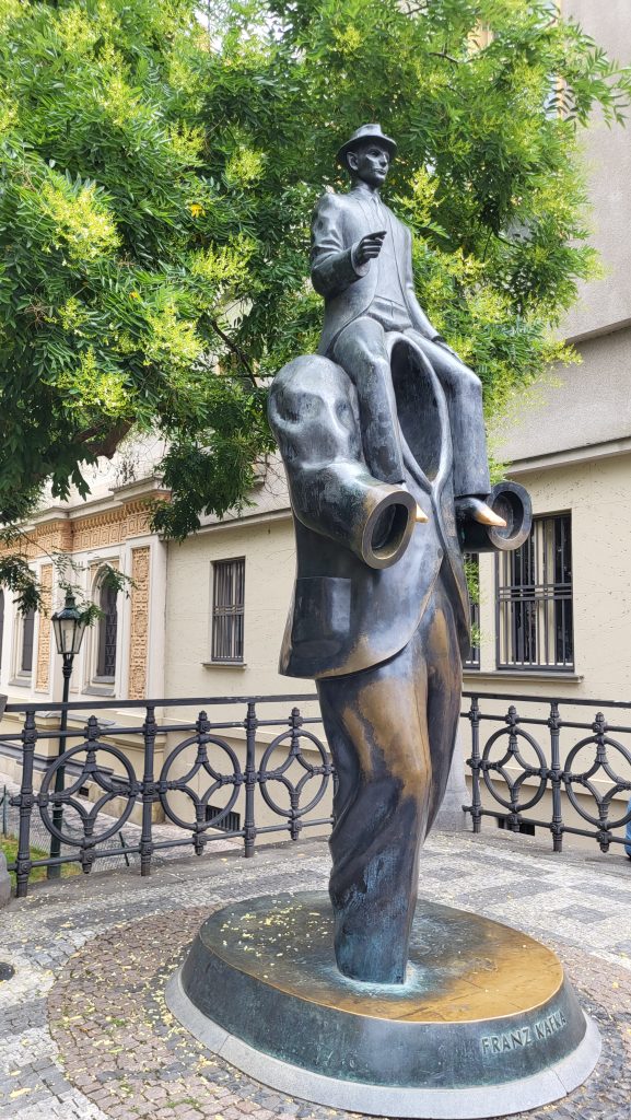 Turiști la pas pe străzile din Praga