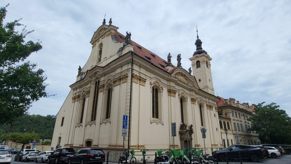 Turiști la pas pe străzile din Praga
