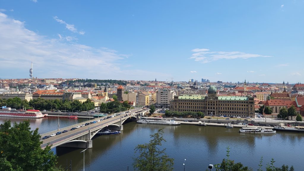 Turiști la pas pe străzile din Praga