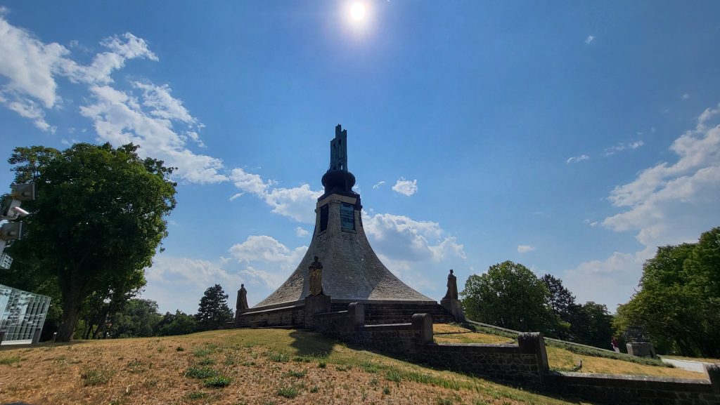 Turiști la pas pe străzile din Praga