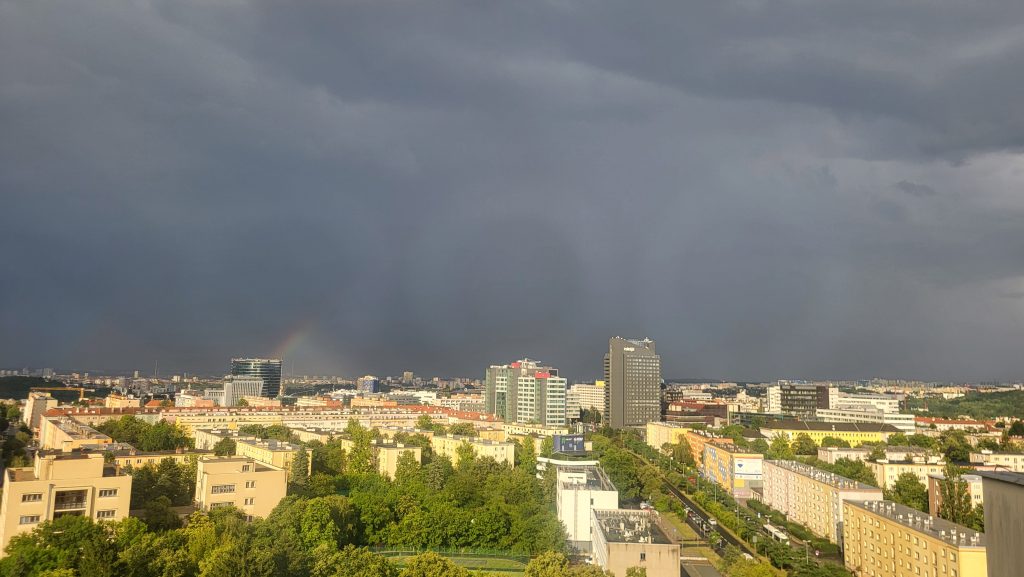 Turiști la pas pe străzile din Praga