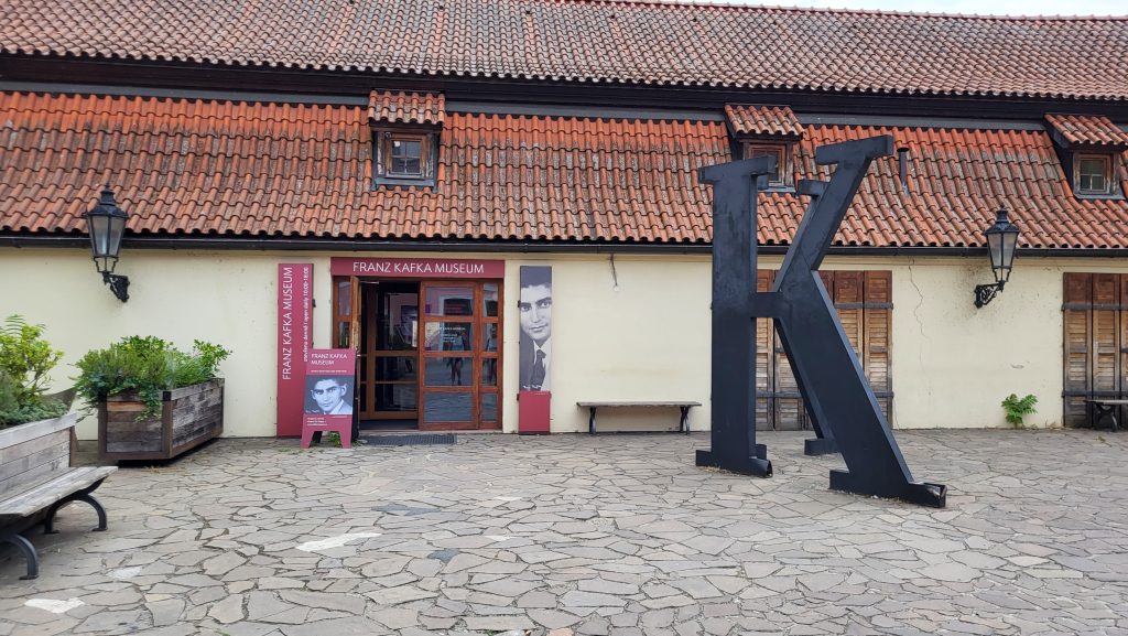 Turiști la pas pe străzile din Praga