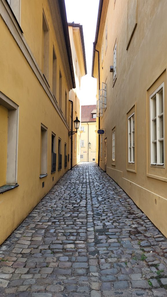 Turiști la pas pe străzile din Praga
