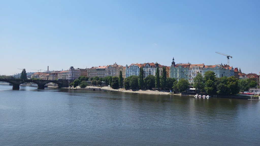 Turiști la pas pe străzile din Praga