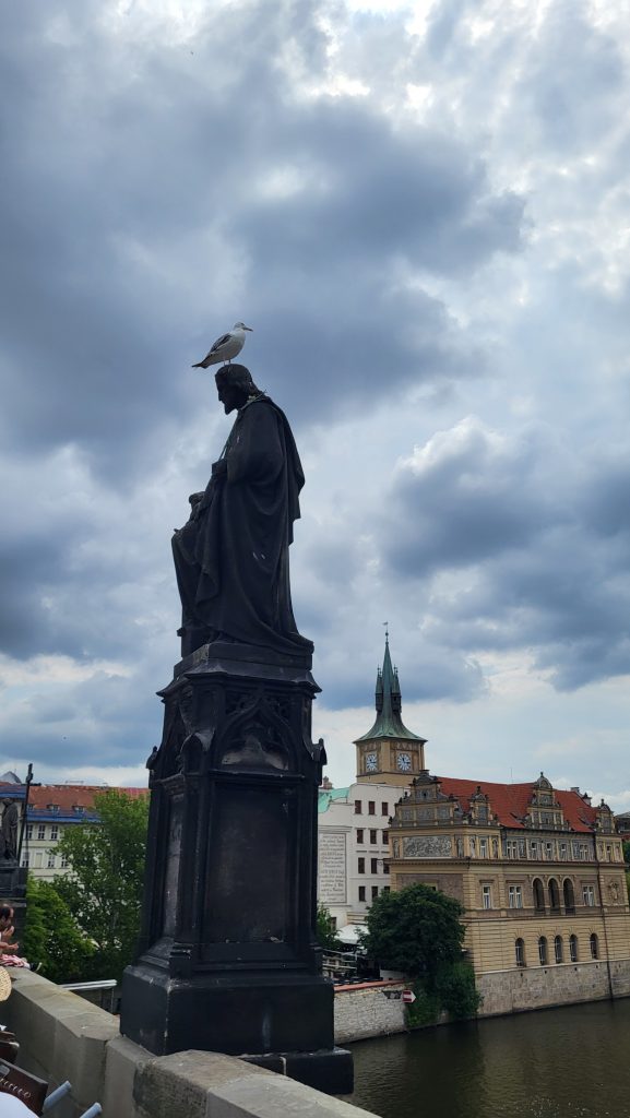 Turiști la pas pe străzile din Praga