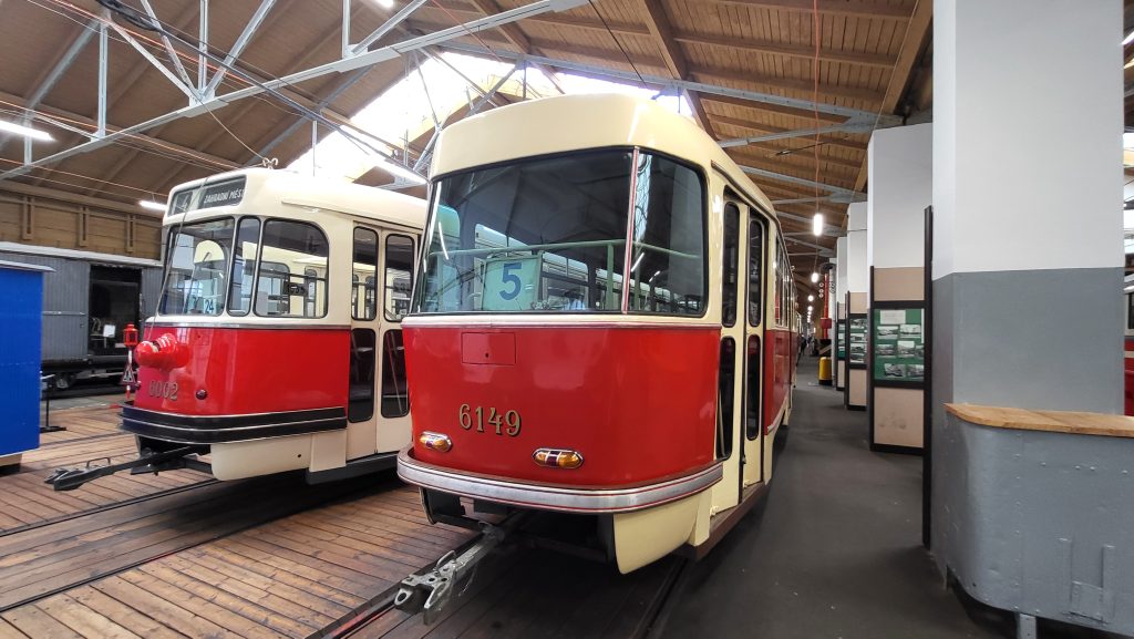 Turiști la pas pe străzile din Praga