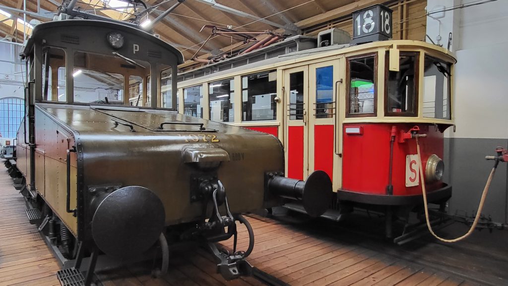 Turiști la pas pe străzile din Praga