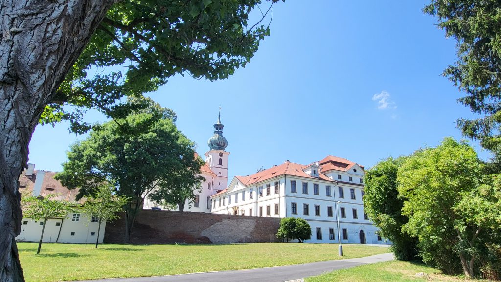 Turiști la pas pe străzile din Praga