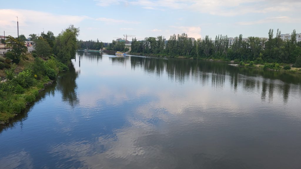 Turiști la pas pe străzile din Praga