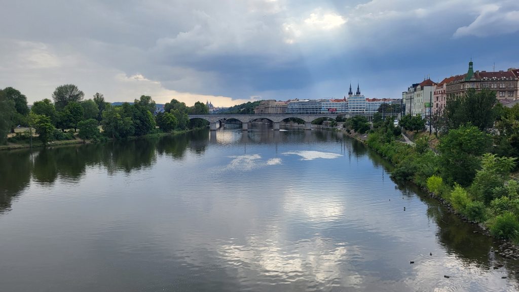 Turiști la pas pe străzile din Praga